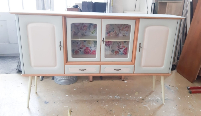 Sideboard mit Vitrine