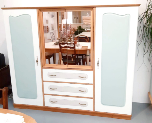 Kleiderschrank mit Spiegel