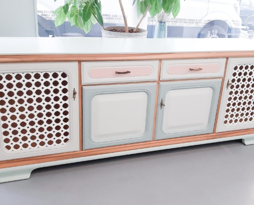 Sideboard mit Lochgitter-Törchen