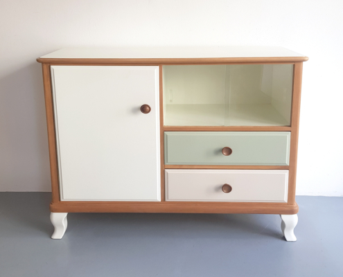 Kommode mit Vitrine