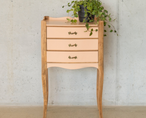 Antiker Nachttisch aus Holz in Peach Fuzz