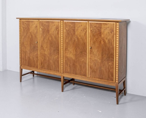 Nussbaum Highboard auf Beinen
