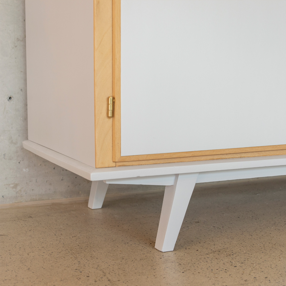 Highboard viertürig in grau weiss