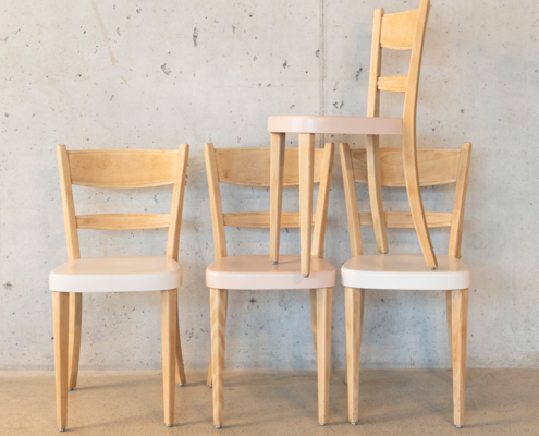 Holzstühle in Creme Pastellrosa