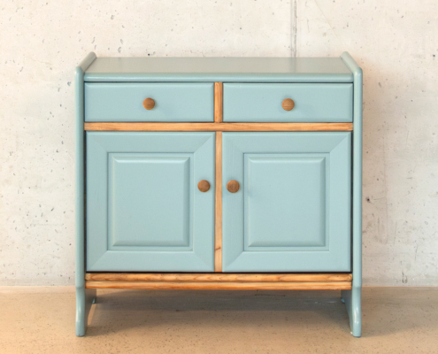 Kommode aus Holz in Hellblau