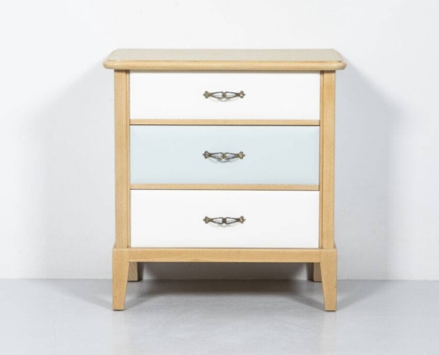 Nachttisch aus Holz mit drei Schubladen
