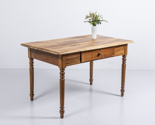 Nussbaum Holztisch mit Schublade