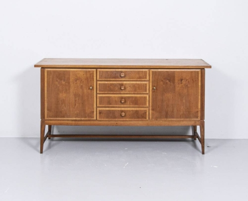 Nussbaum Sideboard auf Beinen