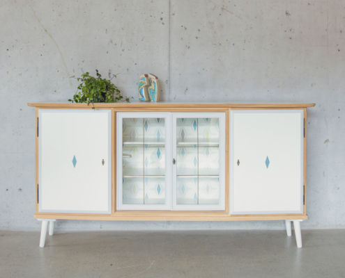 Sideboard mit Vitrine in Weiss