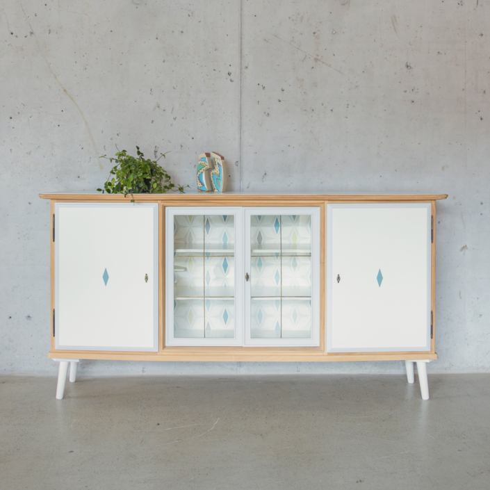 Sideboard mit Vitrine in Weiss