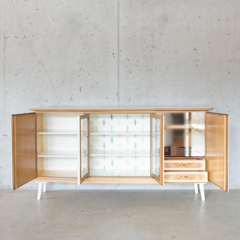 Sideboard mit Vitrine in Weiss