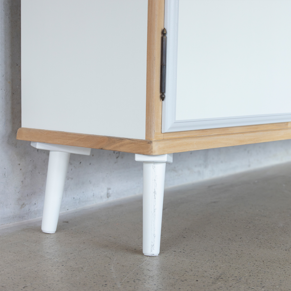 Sideboard mit Vitrine in Weiss