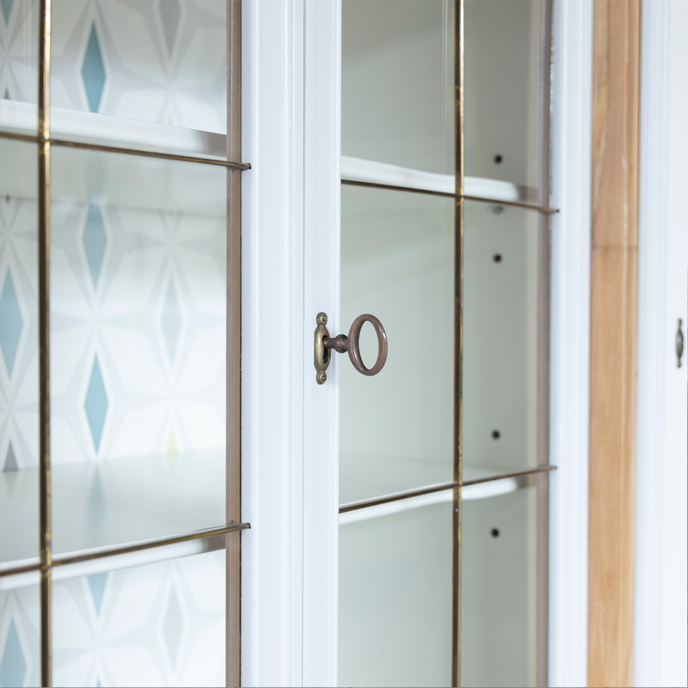 Sideboard mit Vitrine in Weiss