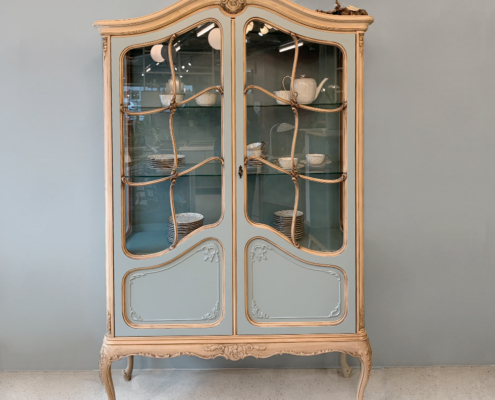 Vitrinenschrank aus holz aus der Neobarock Zeit