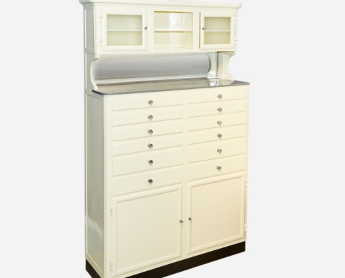 Arztschrank mit Aufsatz, neu lackiert