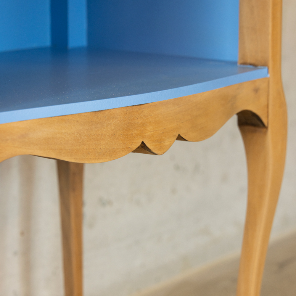 Nachttisch hochbeinig in blau aus Holz